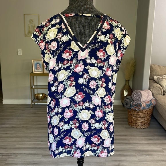 DR2 Navy Floral short sleeve blouse Size Large - Picture 7 of 7
